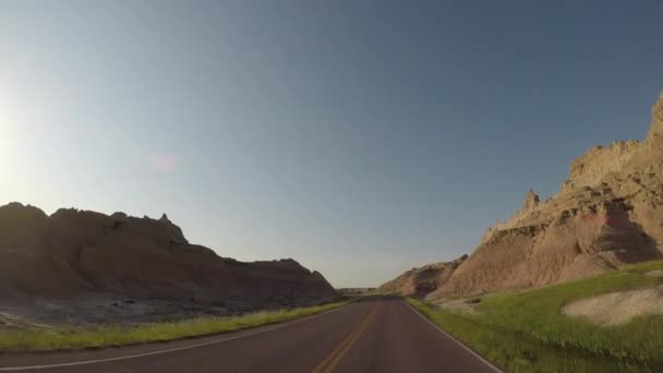 Conduciendo a las formaciones de roca Badlands justo después del amanecer
 - Metraje, vídeo