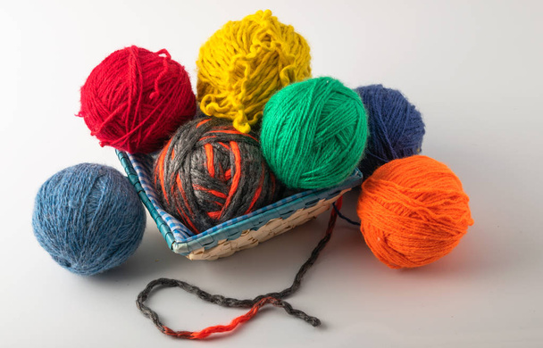 boules en tricot de laine colorée placées sur un fond clair
 - Photo, image