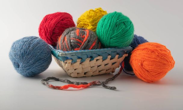 palline colorate in maglia di lana poste su uno sfondo chiaro
 - Foto, immagini