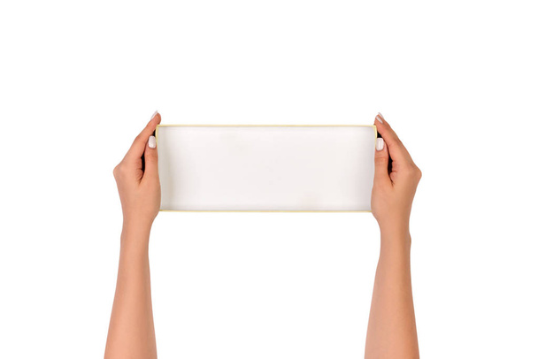 δύο χέρια κορίτσι σθεναρά την άποψη λευκό, κορυφαία άδειο κενό κουτί πορτοκαλί απομονωμένη στο studio. - Φωτογραφία, εικόνα
