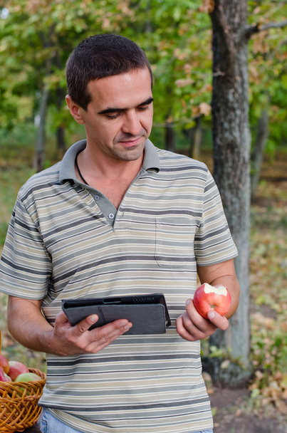 Человек держит яблоко
 - Фото, изображение