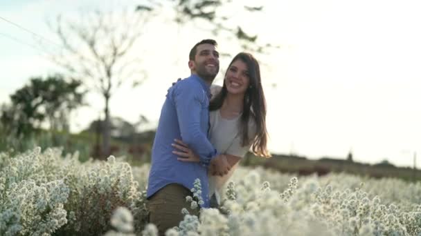 Romantische koppel op een Moment van liefde in een gebied van bloemen - Video