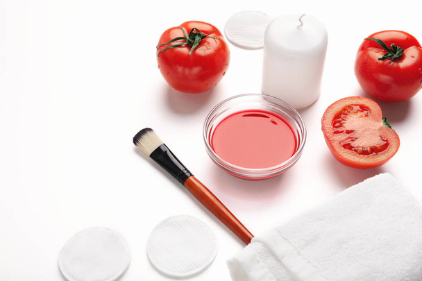 Tomaat gezichtsmasker voor natuurlijke schoonheid zorg - Foto, afbeelding
