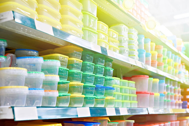 Plastic food containers on the shelf in the store - Foto, afbeelding
