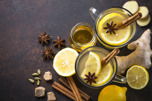 生姜、レモン、蜂蜜、スパイスと秋の熱いお茶. - 写真・画像