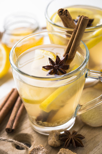 Horký zázvor čaj s citronem, medem a kořením. - Fotografie, Obrázek