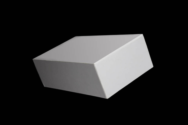 caja blanca aislada sobre fondo negro de cerca
 - Foto, imagen