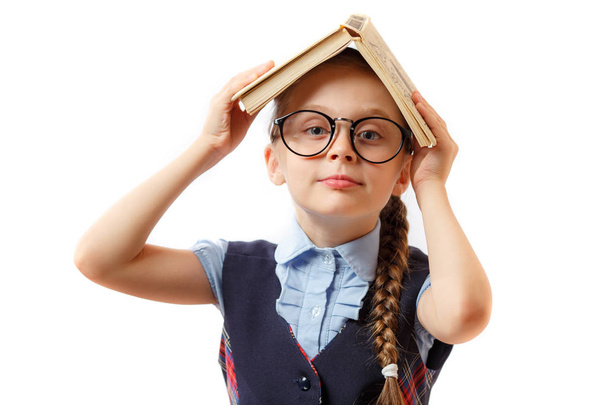 Дівчина-підліток з книгою над головою. Ізольовані на білому тлі
 - Фото, зображення