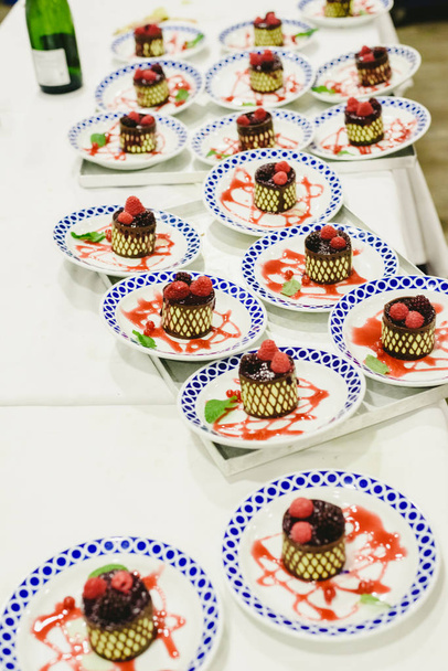 Desserts surgelés préparés pour être servis aux convives lors d'un événement
 - Photo, image