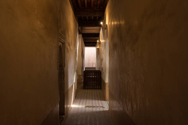 παλιό άδειο δρομάκι στην παλιά medina στο Μαρακές, Μαρόκο - Φωτογραφία, εικόνα