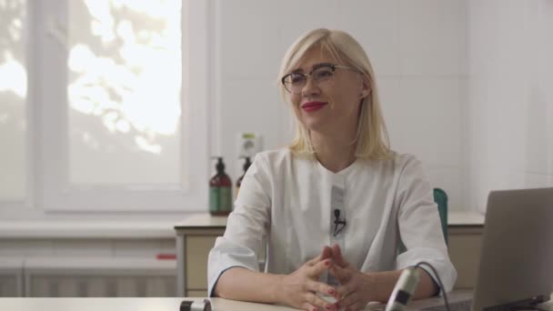 Blonde dermatologist in the workplace - Záběry, video