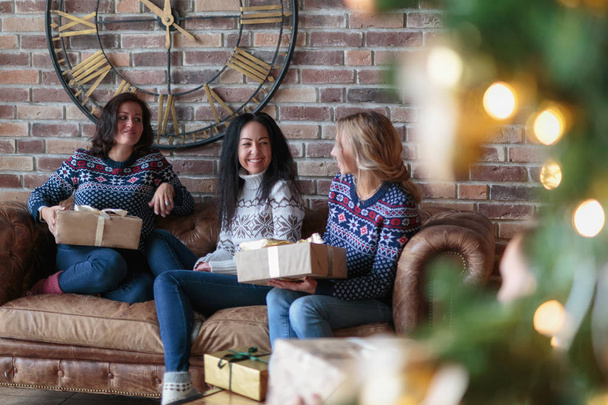 Young women surprise each other with Christmas gifts - Zdjęcie, obraz