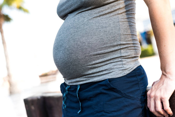 Belly terhes nő öltözve ruhák. - Fotó, kép