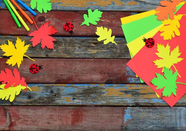 Изготовление кленового листа из цветной бумаги своими руками для украшения поздравительной открытки. Ручные работы. Концепция Hello Autumn. Children 's DIY. Копирование пространства
 - Фото, изображение