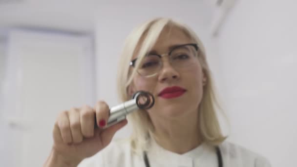 Dermatologist tunes a dermatoscope - Materiaali, video