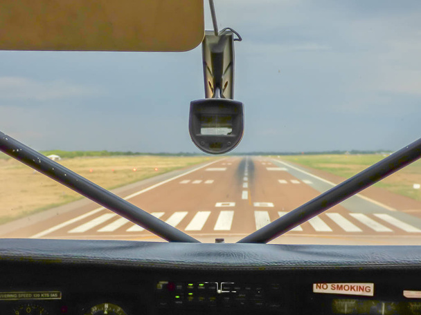 Vista Cabine piloto interna em avião antigo para a pista de pouso do aeródromo, Botsuana
 - Foto, Imagem