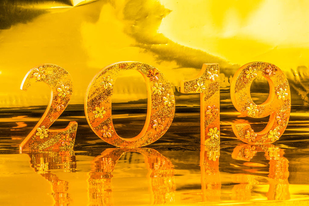 Szczęśliwego nowego roku 2019 jest wykonane w kolorze złota miejsce w Złotym tle jest średnia - Zdjęcie, obraz