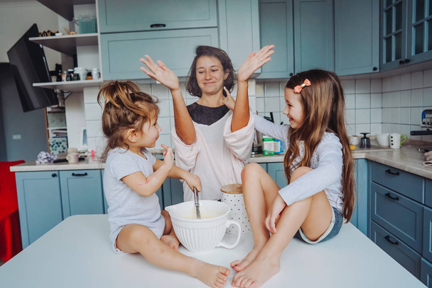 ευτυχισμένη οικογένεια μαγειρεύουν μαζί στην κουζίνα - Φωτογραφία, εικόνα