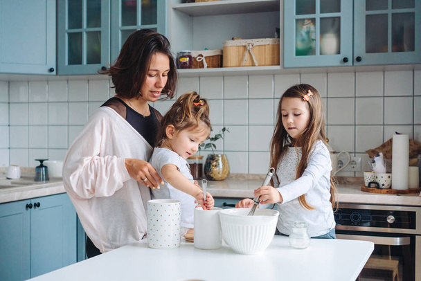 glückliche Familie kocht gemeinsam in der Küche - Foto, Bild