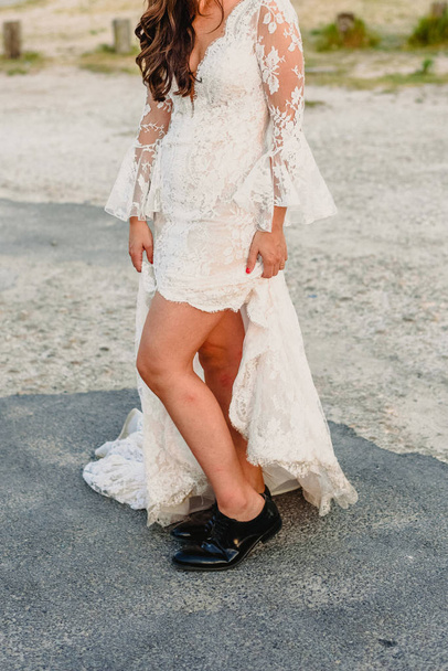 Mujer vestida de novia con zapatos de hombre
 - Foto, imagen