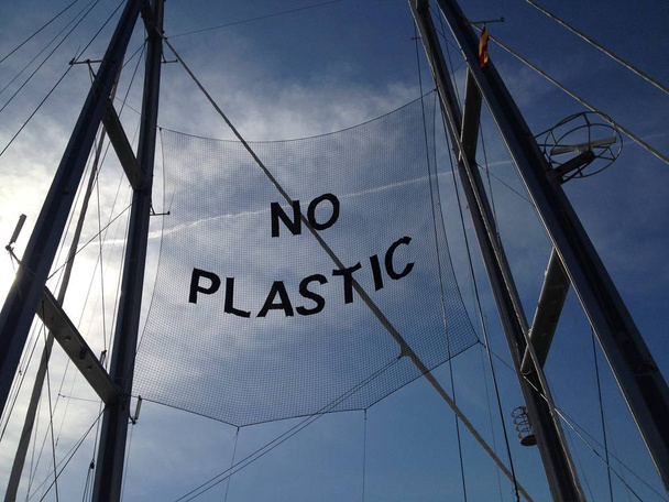Légende Non Plastique suspendu entre les mâts d'un bateau d'écologistes
. - Photo, image