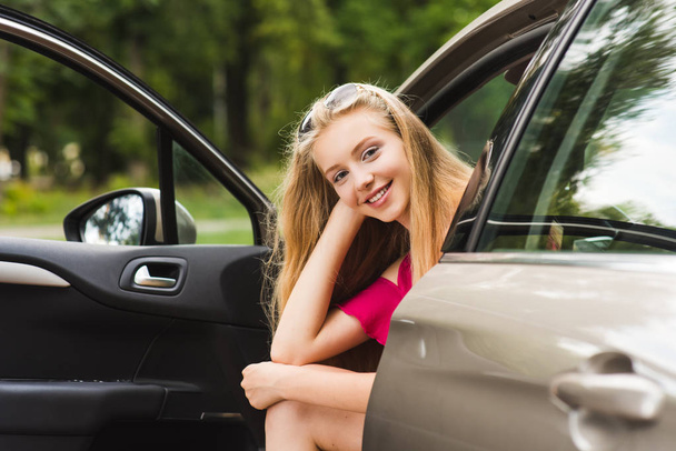junge Frauen lächeln und posieren im Fahrzeug - Foto, Bild