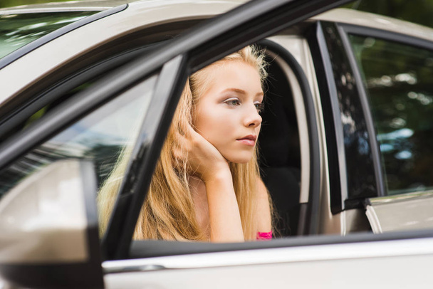 Muotokuva houkutteleva nuori nainen ajoneuvossa
 - Valokuva, kuva