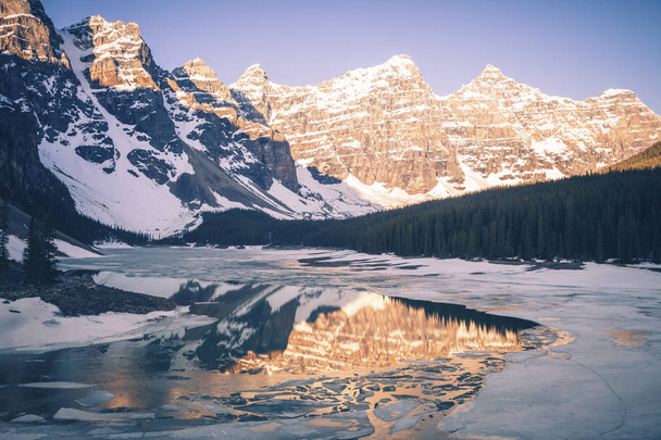 Zamrzlé jezero Moraine v národním parku Banff. Národní Park Banff, Alberta, Kanada. - Fotografie, Obrázek