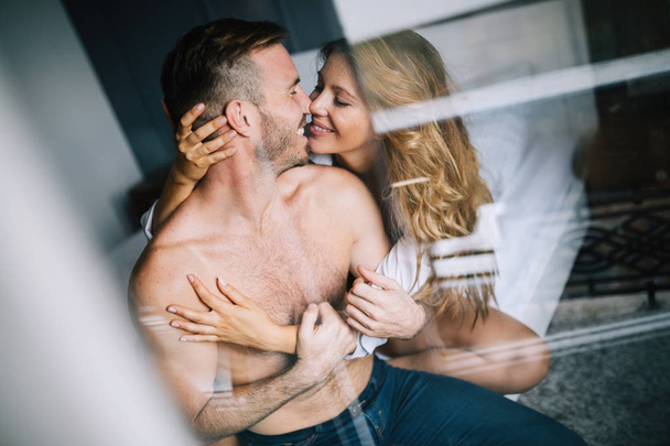 attraktives junges Paar teilt intime Momente im Schlafzimmer - Foto, Bild