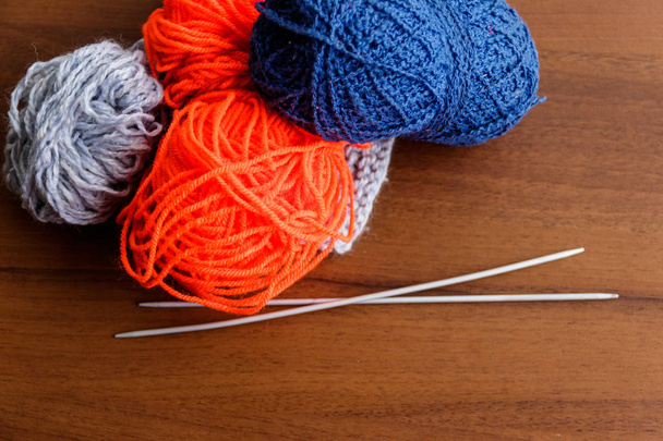 Fios de lã, tricô, agulhas de tricô na mesa de madeira - Foto, Imagem