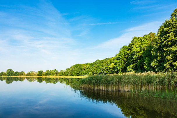 Maisema järvellä Potzlow, Saksa. - Valokuva, kuva