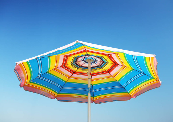 Dettaglio ombrellone da spiaggia al cielo blu
 - Foto, immagini