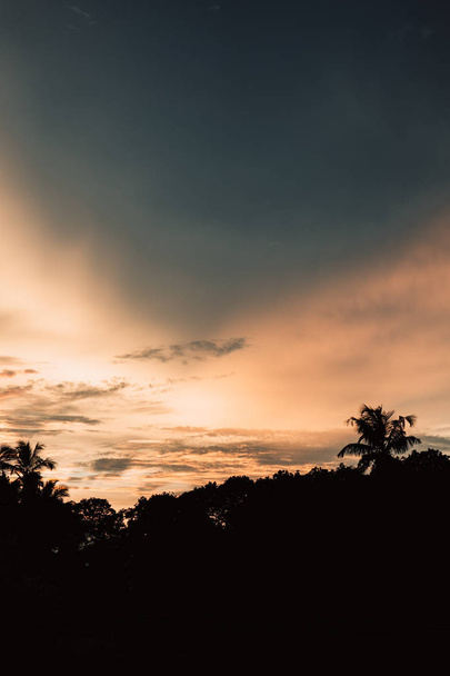 Барвисті Схід сонця на пляжі в селі Lavena на острові Taveuni, Фіджі. Taveuni є третім за величиною островом в Фіджі. - Фото, зображення
