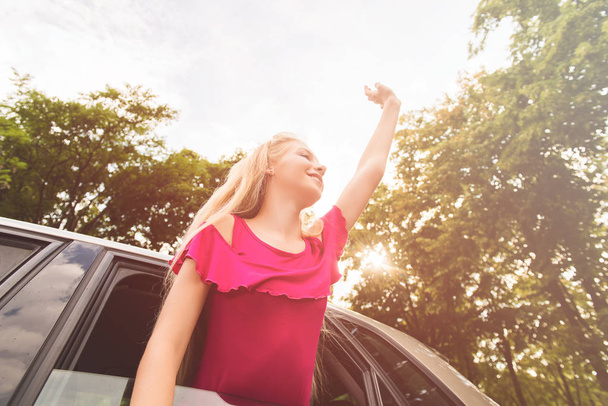Счастливая молодая женщина в машине руки вверх
 - Фото, изображение