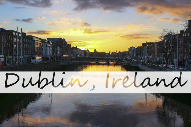 Dublin-Nacht-Szene mit Hapenny-Brücke und lebendigen Flusslichtern. irland. ein sehr beliebter Ort, um zu besuchen, während Sie in Dublin sind. diese Brücke kostete früher einen halben Pfennig, um sie zu überqueren, daher der Name. - Foto, Bild