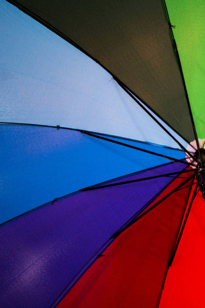 Segmentos de um belo guarda-chuva de várias cores
 - Foto, Imagem