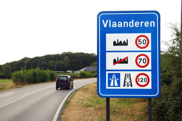Letrero fronterizo de la Región Flamenca. Señal de límites de velocidad en la frontera de Flandes (Flamenco: Vlaanderen
). - Foto, imagen