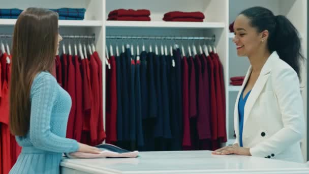 A ruházati boltban dolgozó profi üzlet eladó - Felvétel, videó