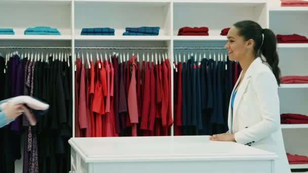 A ruházati boltban dolgozó profi üzlet eladó - Felvétel, videó
