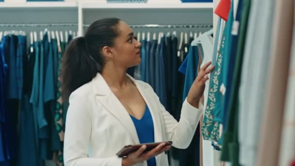 Mladá podnikatelka pomocí digitálních tabletu v jejím obchodě - Záběry, video
