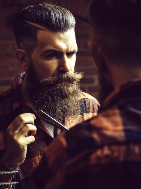 Man hipster cutting beard - Foto, Bild