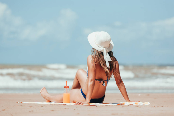 Fashion woman drinking cocktail on the beach - Zdjęcie, obraz