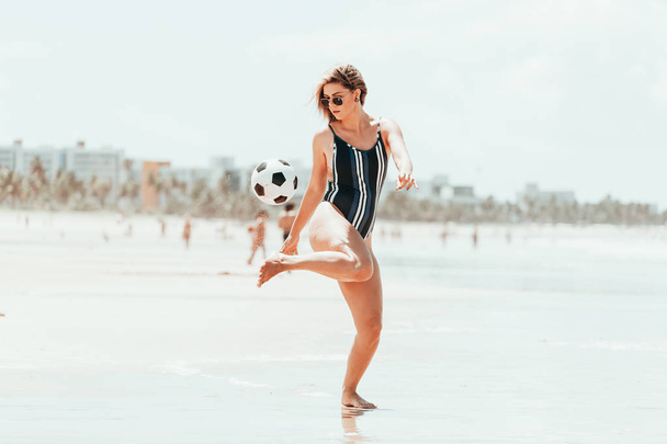 Young wriends playing soccer on the beach - Foto, Bild