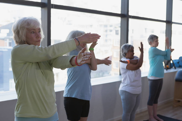 Grupa starszych kobiet wykonywania jogi joga centrum - Zdjęcie, obraz