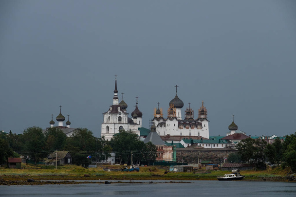 Belo mosteiro russo Solovki no dia de verão
. - Foto, Imagem