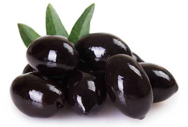 Olives noires isolées sur fond blanc - Photo, image