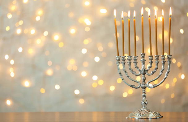 Hanukkah menorah bulanık ışıklar karşı masada mumlarla - Fotoğraf, Görsel