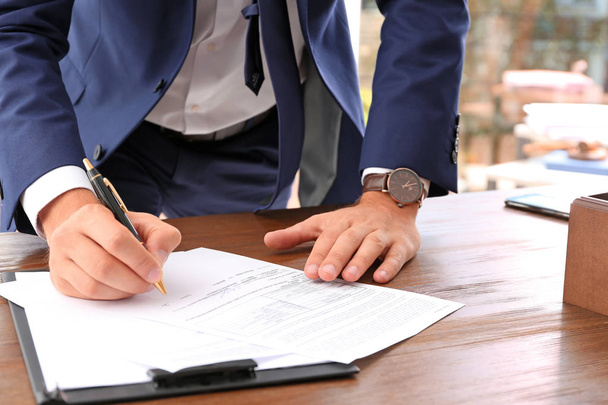 Δικηγόρος που εργάζεστε με έγγραφα στο τραπέζι, εστίαση στα χέρια - Φωτογραφία, εικόνα