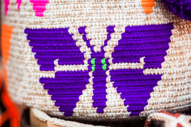 Tradycyjne torby ręcznie dzianiny przez kobiety Wayuu Wspólnoty - Zdjęcie, obraz