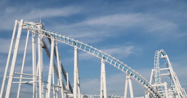 Atış, arka plan mavi gökyüzü ile beyaz roller coaster statik - Video, Çekim